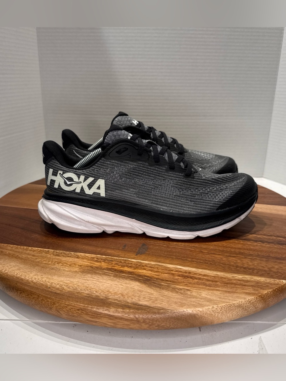Hoka One One Clifton 9 Youth Size 6.5MD Black White Running Shoes (Women’s 8)